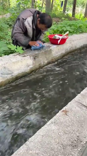 The Most Intelligent Chinese Man, Teaches us How to smartly wash Clothes