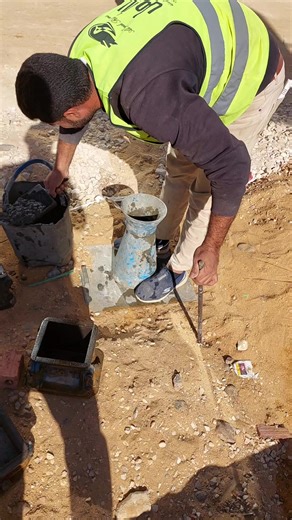 اختبار ال slump test لقياس قابلية التشغيل والتأكد من قوام الخرسانة .. الغريب أن دي أول مرة الموقع يتصب فيه خرسانة بنفس قوام محطة الخلط دون إضافة مياه!!!!... #فيلا_النرجس_الجديدة_القاهرة_الجديدة #نفذ_بأمان_وبأقل_تكلفة #التصميم_الإنشائي_هو_أمان_المنشأ #متشتغلش_من_غير_إشراف_هندسي #نهتم_بأدق_التفاصيل لو بتفكر تبني، تطور، من أول الفكرة للتشطيب...