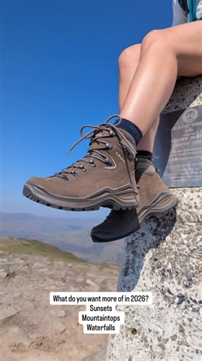 More sunsets, more mountaintop views, more waterfalls - our Renegade Evo GTX Mid are ready to help you experience it all - and you don’t have to just take our word for it... Fancy winning your own pair? Keep your eyes peeled for a giveaway incoming later this week. 📷 @trighappyhikes 📷 @barefoot_ventures 📷 @tara_treks | LOWA