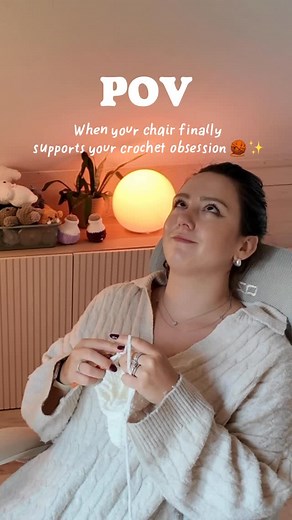 Janina ❀ Cozy Crochet on Instagram: "✨ Meet the Musso E80 Muse – made for comfort, designed for women. 💁‍♀️🪑 Anzeige|Ad I partnered up with @musso_eu @musso_deutschland to gift 25€ off your order at Musso 🤞🏼🤍 read below! ⬇️ This ergonomic office chair is built to support you through long creative sessions: 💛 Tailored for the female body for all-day comfort 🌿 German breathable mesh for cool, airy sitting 💪 Adjustable back + armrests 
