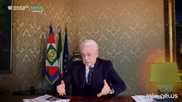 Crozza-Mattarella: "Russia minaccia conseguenze? Mi avveleneranno?"