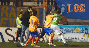 Une bagarre générale et 12 cartons rouges en plein match ! [VIDEO]