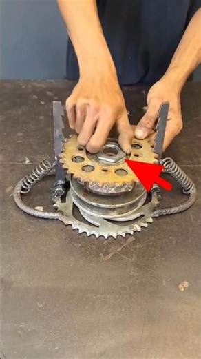 💥How to remove the clutch shoe nut ?