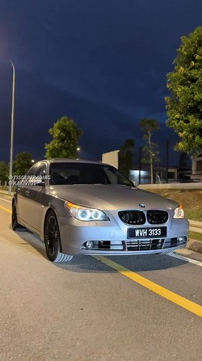 🚘 BMW 530D 3.0 Diesel Turbo (A) — RM16,900 🔥 The Power of Diesel, The Soul of BMW! 🔥 This 530D bukan biasa-biasa — 💨 3.0L Inline-6 Turbo Diesel Engine, torque kuat gila! Sekali tekan, rasa terus power dia naik tanpa struggle — smooth & powerful, signature BMW feeling. 🧠 Engine & Gearbox Smooth, typical BMW feel — solid, confident, and responsive. 🛋️ High Spec Comfort Seats, kulit semua masih cantik, interior memang macam baru. 🌞 Ada Sunroof Function, perfect untuk enjoy angin petang. 💡 O