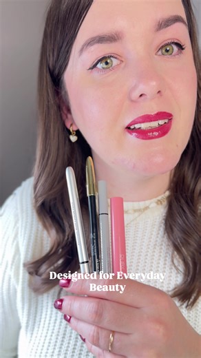 Ruby Vibe Kind of Day ❤️✨ In Part 1, I showed you the skincare that prepped my skin, and today it’s time for the makeup reveal – and honestly… there’s a lot to fall in love with. ✨ Glass Theory Lip Gloss – that shine is unreal, and the color? Pure ruby perfection. Total show-stopper. ✨ Lip Script Pencil – super soft, creamy, and beautifully pigmented. Glides on effortlessly. ✨ Baddie Medium Tip Eyeliner – ultra precise, not stiff at all, so applying it is smooth and comfortable. ✨ SilkAir Mini P