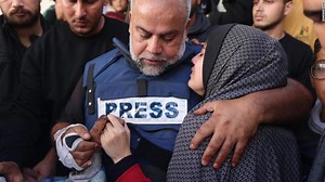 Periodista de Al Jazeera vuelve al trabajo horas después de que su hijo muriera en un ataque aéreo israelí - CNN Video