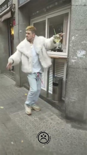 Cecilio G bailando en el bar por la mañana #ceciliog