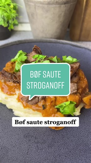 Opskrift på bøf saute stroganoff Jeg har brugt 2 ribeeye 1 stort løg 1 bakke champignon 1 pakke bacon 2 spsk pure 2-3 dl okseboullion Fløde 38% prøv jer frem med fløde jeg brugte ca 1/2 liter Smag til med lidt salt og peber Vii fik kartofelmos til som jeg syntes er det bedste men ris kan man også bruge Se hvad jeg gør og siger på videoen #stroganoff#aftensmad
