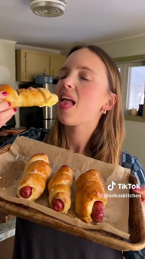 AUNTIE ANNES STYLE PRETZEL DOGS😮‍💨🥨 6 ingredients and no stand mixer needed!! Would be perfect for a Super Bowl party too 🏈 These are sooo nostalgic for me—I used to always get one of these on my break when I worked at my local outlets in high school😩 If you’ve had one before and you make these, you’re gonna be shook at how they taste even better when you make them yourself :) Auntie Anne’s Style Pretzel Dogs - First, make my Auntie Anne’s style pretzel dough—the recipe is in my free e-book
