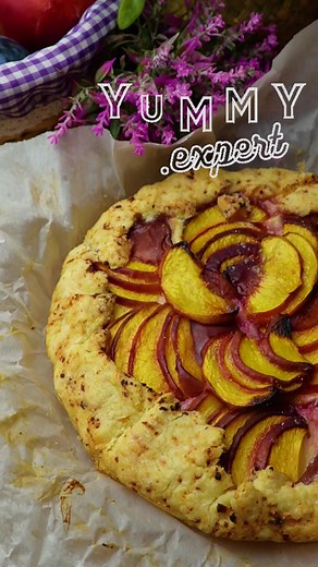 Tarta cu piersici proaspete si foarte delicioase, cu un interior cremos de branza🥰 INGREDIENTE: Crusta: -125g faina -100g unt -100g branza de vaci -un praf de sare Crema: -175g crema de branza -2 linguri zahar (sau mai mult in fuctie de preferinte) -1ou -Vanilie -1 lingura gris Extra: -1 lingura zahar -2 piersici Se coace la 180C pentru 1 ora. Pofta buna. Va pup, Maria🥰 | Yummy.Expert