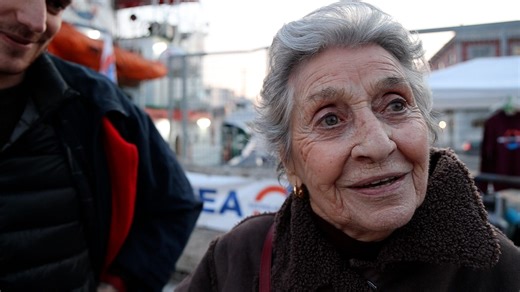 La signora Marisa, 92 anni, va sulla nave di Mediterranea che salva i migranti: “Una delle cose più belle che ho visto”