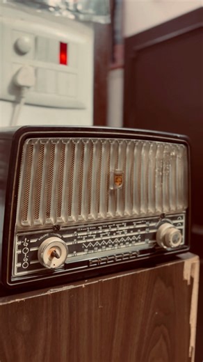 Old is gold 👌👌🤩🤩 #VintageVibes #Vintageradio #radio #2025challenge #2025reels #oldisgold #reelschallengereelschallenge #hansmusichub #reelsviralシ #reelschallengereelschallengeakunberkbang #trendingreel #reelschallenge | Hans Music Hūb