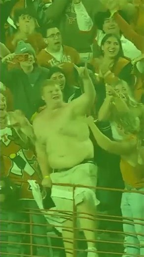 ⚡ “Crowd ERUPTS as Texas Fan Tears Off His Shirt!” #Texas #TexasFan #Longhorns #CollegeFootball