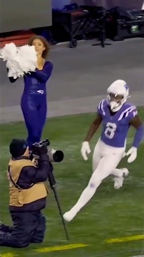 Caught it… with pom-poms?! 🤯🔥 NYJvsNE”