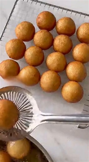 2.1K views | Soft, airy, and rolled in warm cinnamon sugar—these Snowball Donut Holes melt in your mouth with every bite. ❄️ The coziest little treat for any occasion! | Quick'n Recipes | Facebook