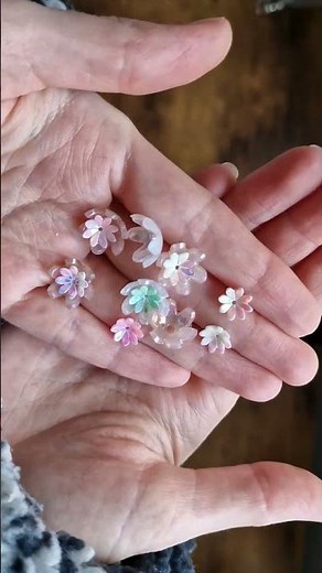 Make your own suncatcher with our tutorials! #suncatcher #diy #crafts #suncatcher