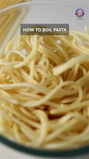 Mastering the basics is key to great cooking! Chef Smita Deo shows you exactly how to boil pasta perfectly every single time—no guesswork involved. Watch the entire recipe on our Rajshri Food YT Channel. Host: Smita Deo Ingredients Water Salt Pasta Copyrights: REPL #PerfectPasta #HowToBoilPasta #SmitaDeoRecipes #BasicCooking #KitchenSkills #AlDente #PastaTips #Rajshrifood | Rajshri Food