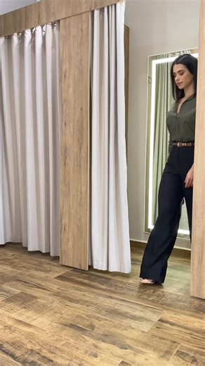 A calça pantalona bege vai bem em ocasiões mais formais, podendo ser combinada com camisa, salto e blazer, mas também com produções mais fresquinhas para o office look. | Regras de vestimenta