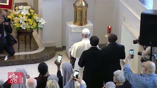Le #Pape visite les personnes âgées d'une maison gérée par les Petites Sœurs des Pauvres, présentes à Istanbul depuis 133 ans. #Turquie | Vatican News