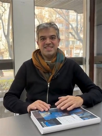 Ferran Centelles ha vuelto a Madrid Culinary Campus para compartir una nueva sesión con los alumnos del Máster en Formación Permanente en Restauración Gastronómica, en la que presentó su último trabajo centrado en la experiencia del cliente en el restaurante gastronómico. Durante la clase, recorrió el customer journey completo: desde el momento en que el comensal decide visitarnos —y los más de 50 factores que influyen en esa decisión— hasta la reserva, la llegada, la bienvenida, el aperitivo o 