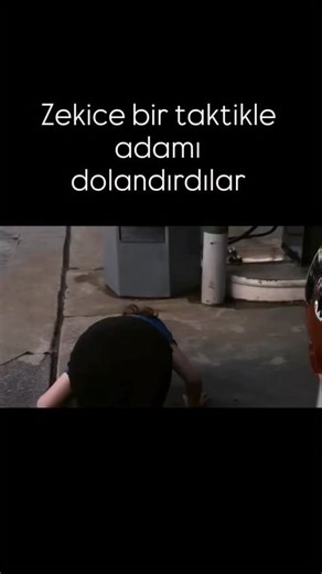 Taner Aslan on Instagram: "🍿Zombieland (2009) ⭐IMDb 7,6 🎬Korku Komedi Bu film Zombi kıyameti sonrası hayatta kalan dört kişinin maceralarını anlatıyor. Ana karakterler, kendi şehirlerinin isimleriyle anılıyor: Columbus (Jesse Eisenberg), Tallahassee (Woody Harrelson), Wichita (Emma Stone) ve Little Rock (Abigail Breslin). Bu dörtlü, zombi istilasından kaçarken birbirleriyle karşılaşır ve güvenli bir yer bulma umuduyla birlikte seyahat etmeye başlarlar. Yol boyunca hem zombilerle mücadele ederl