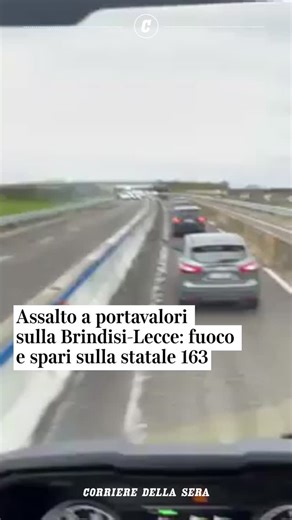 Corriere della Sera on Instagram: "Momenti di paura questa mattina sulla superstrada Brindisi-Lecce, all'altezza dello svincolo di Tuturano, dove un commando armato ha assaltato due furgoni portavalori. Il blitz dei banditi è iniziato con l'incendio di un mezzo pesante, utilizzato per bloccare entrambe le carreggiate e isolare la zona. Le fiamme hanno avvolto il camion, sprigionando una densa colonna di fumo nero visibile a chilometri di distanza. 👉 L'articolo di Cinzia Semeraro al link in bio