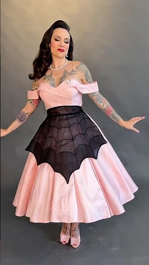 Get your free spider web apron pattern on the Charm website! 🕷️🕸️