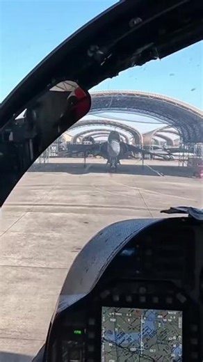 这段画面来自VMA-223中队的AV-8B“鹞II”垂直起降战机驾驶舱，由美国海军陆战队下士Mya Seymour拍摄。它展现了这款传奇战机的飞行视角，记录了海军陆战队飞行员驾驶“鹞”式战机执行任务的珍贵瞬间，独特的垂直起降能力与座舱视角，尽显战机的硬核魅力。 #AV8B #鹞式战机 #美国海军陆战队 #VMA223
