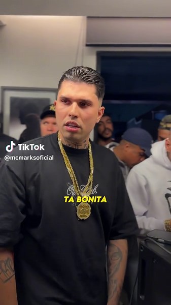 Modelo Fashion Week: Estilo e Funk na Passarela