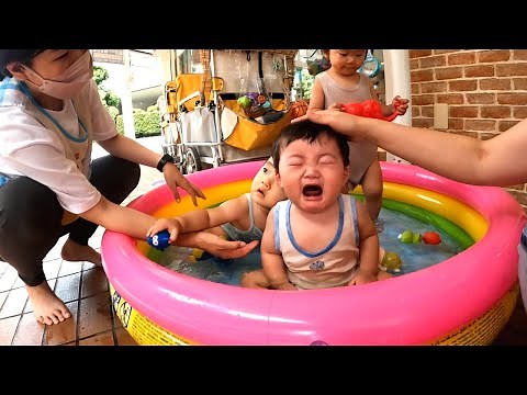 [Nursery school] 0-year-olds enjoying the pool