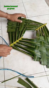 2M views · 9K reactions | Cara membuat kostum karnaval unik dari daun kelapa. . #kreasijanur #anyamandaunkelapa #coconutleafcraft #kostumunik #idekreatif #17agustus #onepiece #diy #palmleafart #kerajinantangan #jubahkarnaval Dewa Ayu Triana Dewi Pengikut | Dwija PanJavas | Facebook