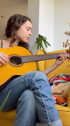 Alba Armengou on Instagram: "aquesta canço la vaig composar des de l’amor absolut, un dia que estava sentint tantes coses boniques que a l’arribar a casa va haver de sortir per algun costat… espero que us agradi 🤍 la podeu escoltar en el nou disc 💋"