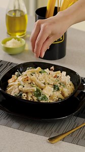 14K reactions · 4K shares | ¿Buscas una receta rica y saludable? Consiéntete hoy con esta rica pasta con Salsa de espinacas, crema, pollo y nuez.  ¡La amarás! 朗 #CocinandoConLaModerna | La Moderna | Facebook