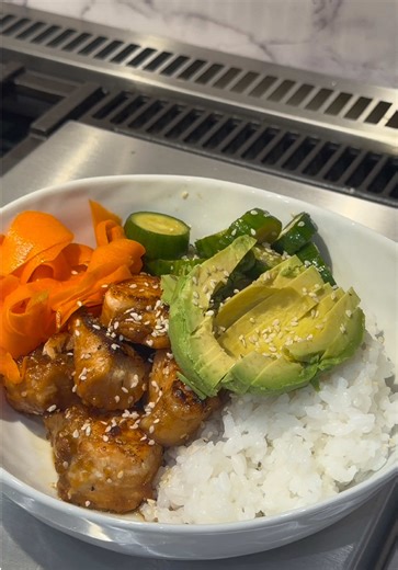 A new addition to the salmon bowl, carrot ribbon salad. The touch we didn’t know it needed. what you’ll need: carrots rice wine vinegar sesame oil that is IT. enjoy! full recipe on my substack. #privatechef #salmonbowl