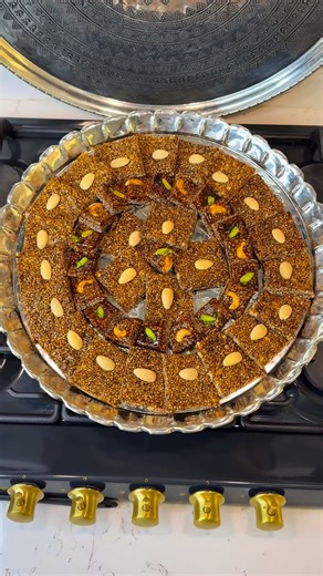 Benen Sunum on Instagram: "Herkese Selamlar buğün kış gecelerinin Vazgeçilmezi Urfa deyimi İle küncülü akıt sosyete deyimi İle krokan yaptım Efsane bir lezzet çayın yanına kahve yanına çok yakışacak bir tarif Malzemeler 2 su bardağı küncü (susam) 2 su bardağı üzüm pekmezi 1 su bardağı ceviz içi Üzeri için Badem içi fıstık içi Tercihinize kalmış Yapılışı Bir tencerede kısık ateşte küncülerin kokusu çıkana kadar kavuralım daha sonra pekmezi ilave edelim kıvam alana kadar karıştıralım ondan sonra c