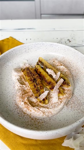 🍌 Süß, cremig, unwiderstehlich! ✨ Diese gegrillten Bananen mit Kokos-Zimt-Quark sind das perfekte schnelle Dessert vom Grill. Fruchtig, aromatisch und in nur 15 Minuten fertig! 🔥🥥 👉 Schon gewusst? Beim Grillen von Bananen steigt ihr Anteil an resistenter Stärke ab, das macht sie leichter verdaulich und kann gleichzeitig deine Darmflora nähren. 🌿 Zimt wirkt nachweislich blutzuckerstabilisierend, sodass dein Dessert dich nicht direkt in ein Zuckertief schickt. 💡 Und die Fettsäuren in Kokosch