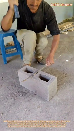 Division des blocs : fendre des blocs de béton à l'aide d'une barre et d'un marteau