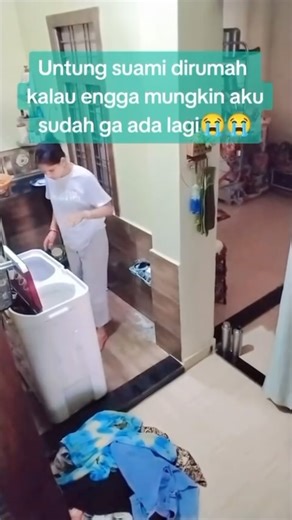 Info Surabaya Terupdate on Instagram: "Mesin cuci bisa menyetrum biasanya disebabkan oleh beberapa hal berikut: • Kebocoran listrik (grounding tidak ada / rusak) Mesin cuci seharusnya memiliki jalur grounding (arde). Kalau tidak ada, listrik bocor dari motor atau elemen pemanas bisa merambat ke body mesin. • Kabel terkelupas atau terjepit Kabel yang sudah aus, digigit tikus, atau terjepit bisa menyebabkan arus menyentuh body mesin. • Kerusakan komponen listrik Motor penggerak, kapasitor, atau mo