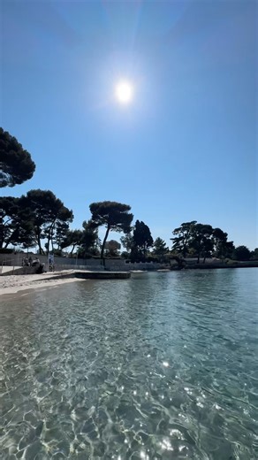 Antibes : La perle cachée de la Côte d’Azur aux eaux claires sous les pins sur le Cap D’Antibes