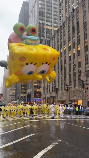 Macy's Thanksgiving Day Parade 2024 - SpongeBob Balloon #macysthanksgivingdayparade #MacysParade #NYC | New York City Photos