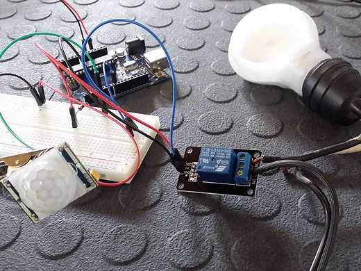 How to connect and use a Relay module with an Arduino