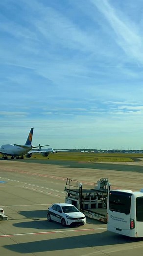 22K views · 4.3K reactions | Boeing 747-8 takeoff … This epic video was taken during our preparations for the flight to Detroit earlier this month ✈️ One 747 just arrived from Buenos Aires   and the other one is blasting out of runway 25 center on her way to Miami  … Don’t You agree that we had the perfect parking position 朗…? … #pilot #cockpit #747 #takeoff #lufthansa #cockpitview #boeing747 #7478 #b747 | Claus Harder | Facebook