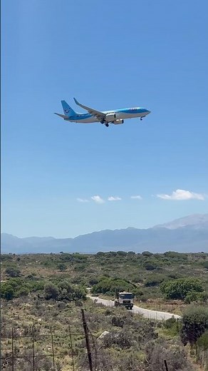 TUI Boeing 737-800 landing in Chania airport#tui#b737#landing#chania#planespotting#grecce#aviation