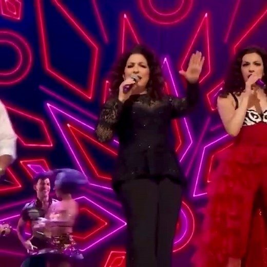 Broadway & Beyond on Instagram: "Happy birthday to GLORIA ESTEFAN! 🎂🎉🥰 🎥: Estefan with Ana Villafañe, Josh Segarra, and the 2015 Broadway cast of ON YOUR FEET.🪘 #gloriaestefan #happy68thbirthday #singer #songwriter #onyourfeet #emilioestefan #anavillafane #joshsegarra #2015 #rhythmisgonnagetyou #broadway #broadwaymusical #jukeboxmusical #everlastinglove #broadwayhistory"