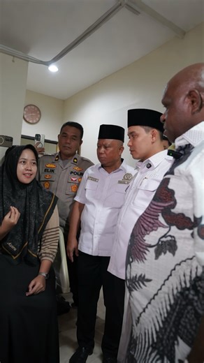 Dr. H. Muhammad Albarraa, Lc., M.Hum. on Instagram: "Bersama Menteri Hak Asasi Manusia Republik Indonesia, Bapak Natalius Pigai, kami meninjau langsung kondisi anak-anak di RSUD Prof. Dr. Soekandar untuk memastikan seluruh korban mendapatkan penanganan medis yang optimal serta hak-haknya tetap terlindungi. Hingga hari ini, total kumulatif terdapat 411 pasien yang telah ditangani, dengan 334 anak dinyatakan sembuh dan diperbolehkan pulang. 77 lainnya masih menjalani perawatan intensif. Sejak awal