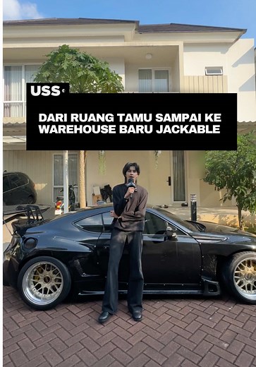 Datang jauh dari Palembang sampai akhirnya bisa punya rumah sendiri dan nge-develop Drico. Di #USSVisit kali ini, @jackable_ cerita soal awal mula dia nyemplung jadi fashion creator sampai jadi fashion entrepreneur dan gimana dia ngehadepin struggle-nya dari nol. Simak obrolan lengkapnya di sini, karena abis ini kita bakal langsung diajak naik ke lantai dua buat ngeliat isi wardrobe dan main ke warehouse barunya. Stay tuned! #USS