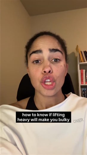Britany Williams on Instagram: "how to know if lifting heavy will make you bulky ⬇️ respectfully, it won’t 😏 You are not going to stumble yourself into bulky the same way you don’t stumble upon skinny. Lifting heavy and gaining muscle is individual. Just because you cousin Steve is certified gym bro snorting creatine doesn’t mean that THATS what lifting heavy has to look like for you. If home workouts with dumbbells are you jam, you can train with me over on the @sweat app ✨and if you’re not su