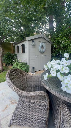 Morning I couldn’t resist trying my gorgeous gypsophila wreath on the newly painted shed and I think it looks pretty perfect! Painting the shed has made such a difference to this little corner of the garden, it feels so much brighter and more finished. It’s a real sun trap in the evenings too. I’d love to add a pergola down here one day… but we can’t do everything at once, can we? I’m trying to be patient! Paint colour is Grounded by @rustoleumuk Wreath - made by Lisa @homemadehandmade65 Furnitu
