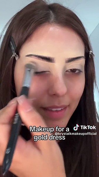 Makeup for a gold dress ✨ #sydneymakeupartist #beautytok #krystalkmakeup #goldmakeup #makeuptutorial