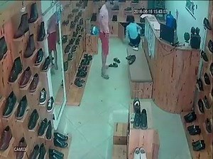 Caught on camera: guy posing as shoes store customer runs off with staff's cellphone See more at: http://zinfeed.com | Zing Media